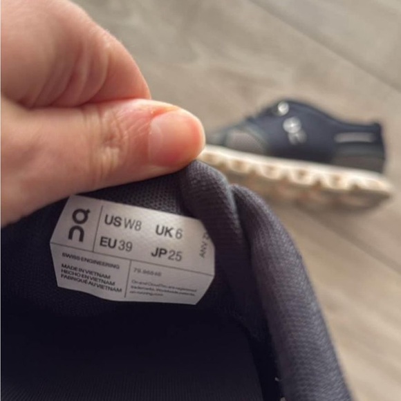 On running women shoes - Picture 2 of 4